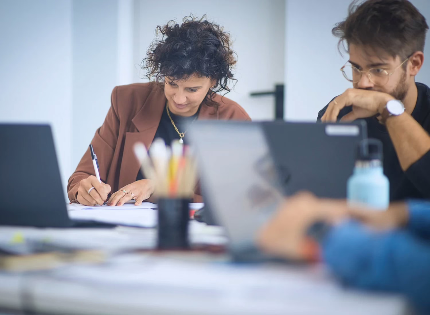 Team di PantaniGroup in ufficio che dialoga e si confronta