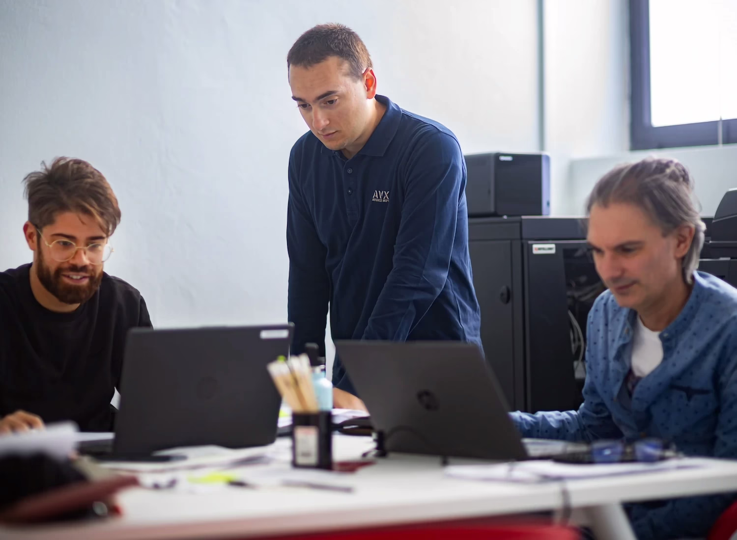 Team di PantaniGroup in ufficio che dialoga e si confronta